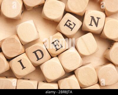 Piccoli blocchi di legno con la parola tedesca idee, close up shot, concettuale business o immagine di creatività Foto Stock