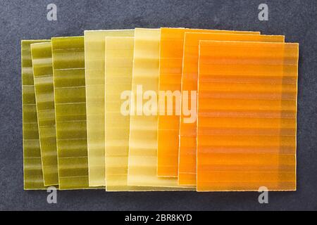 Materie tri color lasagne sfoglie di pasta, fotografato overhead su ardesia Foto Stock