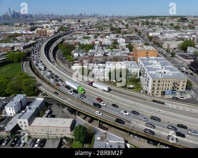 New York, Stati Uniti. 20 Maggio 2020. (NEW) Covid-19: Veduta aerea di New York City. 20 maggio 2020, New York, USA: Vista aerea di New York City in mezzo alla pandemia di Coronavirus. Il movimento pesante delle automobili è visto come la gente ancora attende la riapertura ufficiale della città.Credit:Julia Mineeva/Thenews2. Credit: Julia Mineeva/TheNEWS2/ZUMA Wire/Alamy Live News Foto Stock