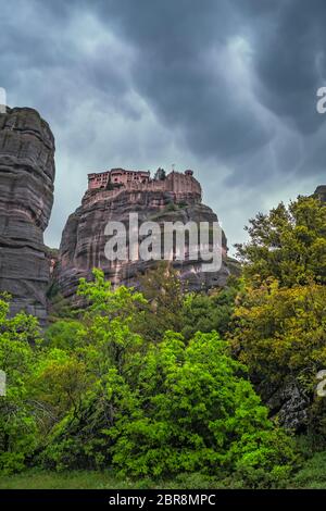 Vista del incredibilmente si trova il monastero della Santa Trinità, Meteora valley, Grecia Foto Stock