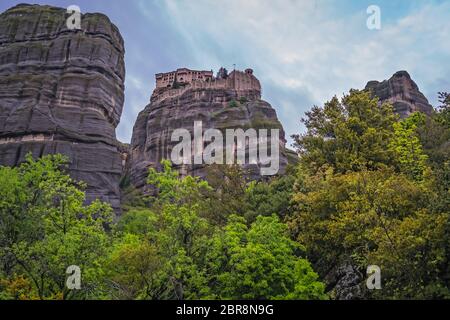 Vista del incredibilmente si trova il monastero della Santa Trinità, Meteora valley, Grecia Foto Stock