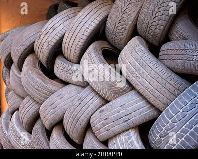 Pile di usato e indossato gli pneumatici per auto Foto Stock