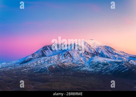 Vista panoramica di mt st Helens con neve coperta in inverno quando il tramonto, Mount St. Helens National Volcanic Monument, Washington, usa. Foto Stock