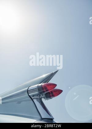Luce di posizione posteriore di una vecchia auto d'epoca, in una giornata di sole, concepual immagine vintage con spazio per il testo Foto Stock