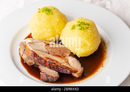 Bavarian arrosto di maiale con canederli Foto Stock