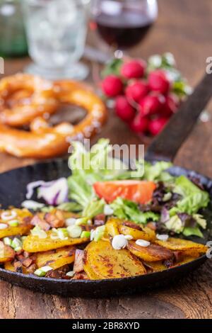 Tirolese groestl di patate con cipolle Foto Stock