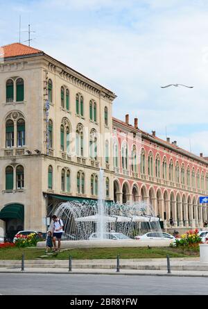 Gli splendidi edifici neorinascimentali nella piazza della Repubblica di Spalato, Croazia. Foto Stock