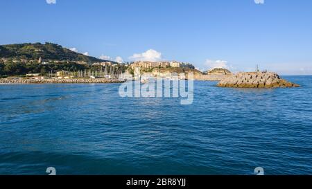 Vista la mattina della porta nella cittadina di Tropea in Calabria, Italia Foto Stock