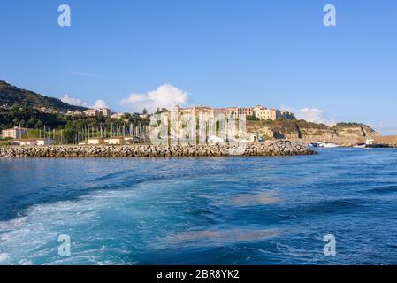 Vista la mattina della porta nella cittadina di Tropea in Calabria, Italia Foto Stock