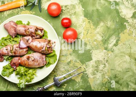 Calamari ripieni di verdure.Frutti di mare sulla piastra Foto Stock