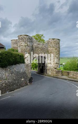 Antico casale in pietra di circa il gateway 1300, la cittadina di Winchelsea, East Sussex, Kent Foto Stock