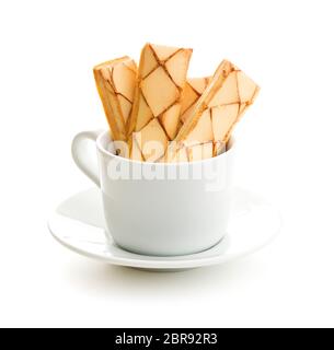 Biscotti con aggiunta di dolcificanti. Gustosi dessert in tazza di caffè isolato su sfondo bianco. Foto Stock