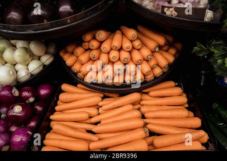 Una inquadratura ravvicinata di un abbondanza di verdure fresche sul display a un mercato in stallo. Foto Stock