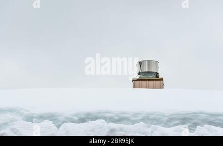 neve sul tetto del ristorante in stazione sciistica. Foto Stock