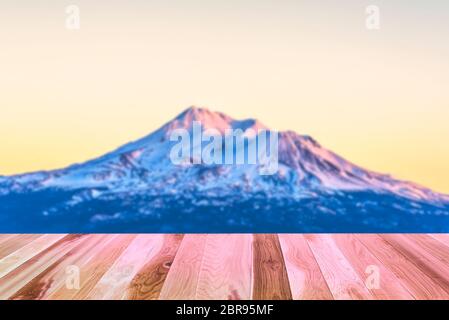 Tavolo con vista panoramica di mt Shesta al tramonto in California, usa. Foto Stock