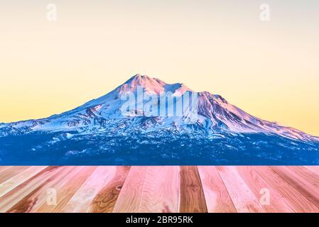 Tavolo con vista panoramica di mt Shesta al tramonto in California, usa. Foto Stock