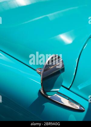 Veduta laterale specchio di una vecchia auto d'epoca, concettuale vintage sfondo con spazio per il testo Foto Stock