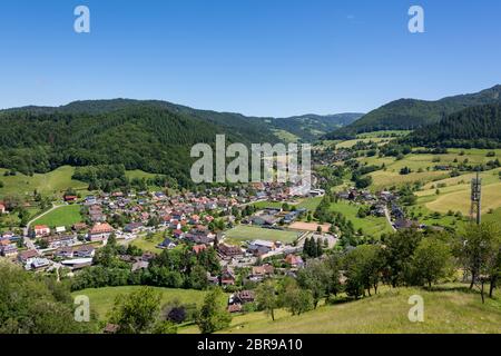 Splendido paesaggio immagine della piccola località climatica village Muenstertal nella foresta nera con colline, prati e montagna in background Foto Stock