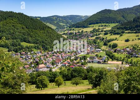 Splendido paesaggio immagine della piccola località climatica village Muenstertal nella foresta nera con colline, prati e montagna in background Foto Stock