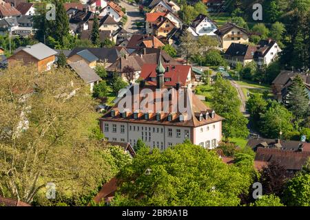 Vista da un sentiero escursionistico verso il basso per il municipio del piccolo villaggio climatiche di Muenstertal nella Foresta Nera Foto Stock
