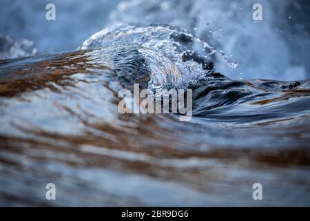 Il concetto di acqua - acqua di un fiume che scorre con riflettente la luce della sua superficie Foto Stock