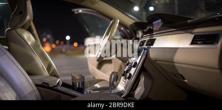 Auto moderna interni (SHALLOW DOF - messa a fuoco selettiva; dai toni di colore immagine) Foto Stock