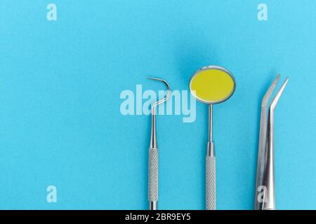 Denti ortodontico modello e professional dentista strumenti sul tavolo in studio dentistico Foto Stock