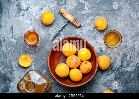 Albicocche mature vino.la bevanda alcolica.il vino di frutta o di liquore in vetro Foto Stock