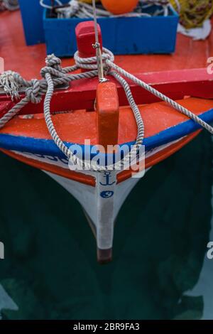 In prossimità di una parte anteriore di un piccolo vuoto fisherman barca ormeggiata in porto Foto Stock