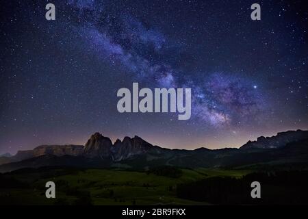 Via Lattea oltre Alpe di Siusi (noto anche come Alpe di Siusi) in montagna Dolomiti, Sudtirol, Italia Foto Stock