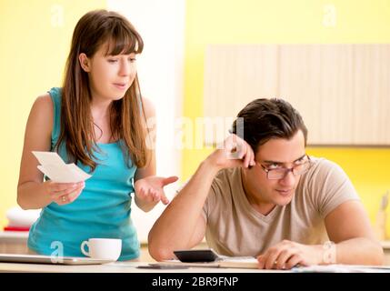 I giovani della famiglia lottando con personal finance Foto Stock