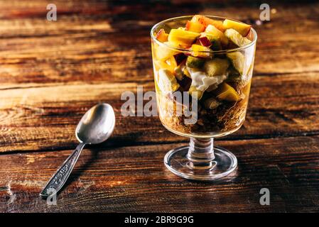 Una sana colazione a base di muesli, yogurt greco e frutta Foto Stock