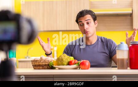 Il giovane uomo blog di integratori alimentari Foto Stock