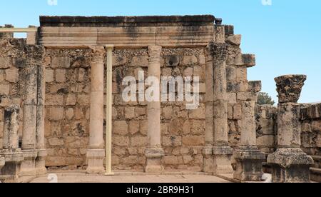 I resti di una antica sinagoga bianco dove camminò Gesù a Cafarnao, Israele Foto Stock