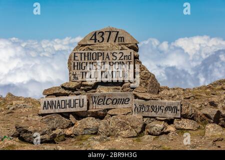 Il picco più alto della montagna della balla con signpost dimtu tulu sul Sanetti Plateau nella balla Mountains National Park in Etiopia il punto più alto di Foto Stock