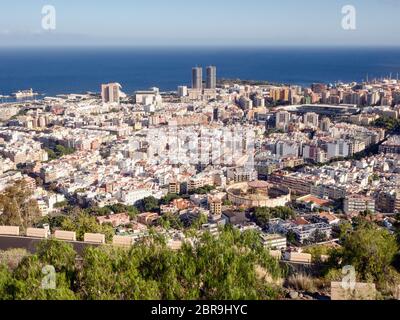 Vista della capitale Santa Cruz de Tenerife dal Mirador de los Campitos al sole di sera e con cielo blu e molto blu Atlantik.direttamente in fr Foto Stock