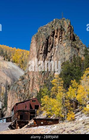 Vecchia miniera lungo il Bachelor Loop in Fall, Creede, Colorado Foto Stock