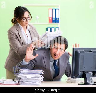 Il dipendente di uomo che soffre di un eccessivo lavoro Foto Stock