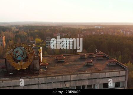 Paesaggio vista superiore della centrale nucleare di Chernobyl si apre. Viste della città di pripjat vicino alla centrale nucleare di Cernobyl al tramonto, aeria Foto Stock