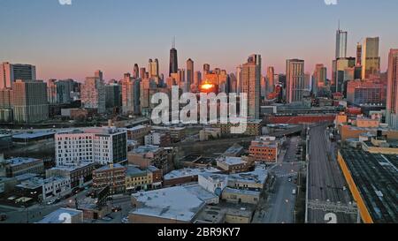 Arancio brillante luce riflette fuori gli edifici nel centro di Chicago al tramonto Foto Stock