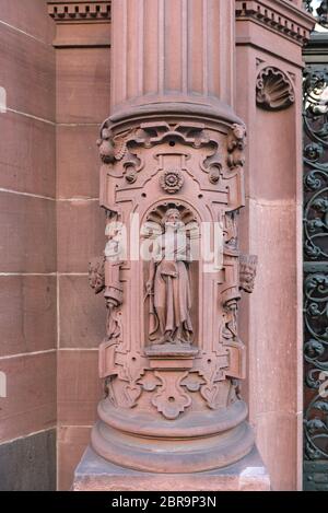 La scultura in pietra arenaria sulla facciata esterna del rathaus roemer frankfurt am main Germania Foto Stock