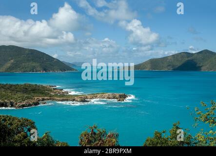 Vista panoramica dall'Isola di Great Camanoe all'Isola di Guana, Tortola e Little Camanoe sulle Isole Vergini Britanniche, Caraibi Foto Stock