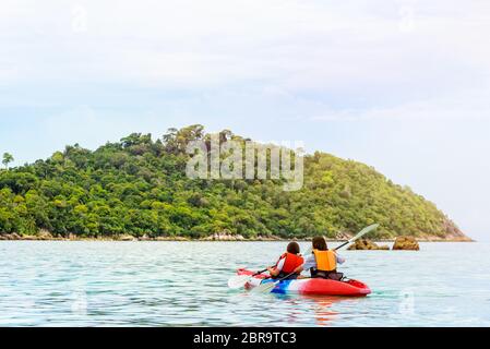 Due donna i turisti sono madre e figlia viaggi in barca con un kayak sotto la luce del sole di estate a Ko Lipe godetevi la splendida natura del mare e isla Foto Stock