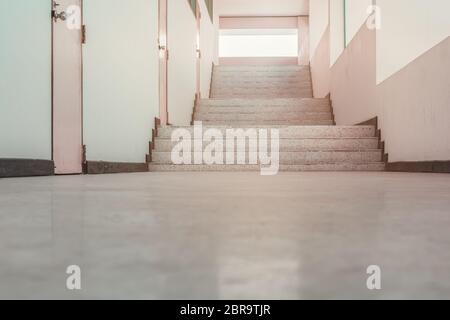 scale passerella pavimento in terrazzo in edificio interno Foto Stock