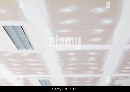 tavola di gesso struttura del soffitto e muro di malta intonaco dipinto fondazione bianco decorare camera interna in cantiere Foto Stock