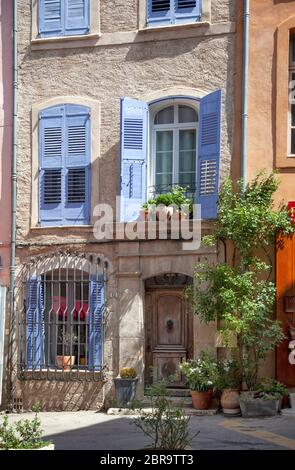 Bella casa facciata con persiane blu nel sud della Francia Foto Stock