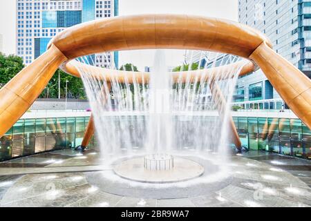 SINGAPORE - 26 MARZO 2015 : la Fontana della ricchezza è la più grande fontana del mondo. Si trova nel complesso commerciale di Suntec City, Sing Foto Stock