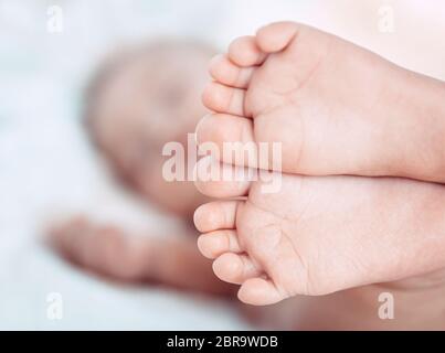 Primo piano di un adorabile del bambino in piedi, poco a piedi nudi infantile, della parte di corpo, spensierata infanzia sani, nuovo concetto di vita Foto Stock