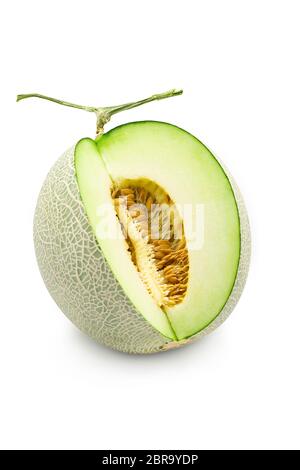 Melone di miele giapponese fresco biologico su sfondo bianco isolato con percorso di ritaglio in verticale. Melone verde di cantaloup maturo hanno sapore dolce e jui Foto Stock