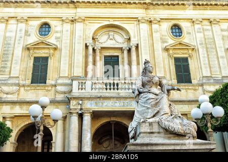 La facciata della Biblioteca Nazionale con la scultura della regina Victoria a La Valletta, Malta Foto Stock